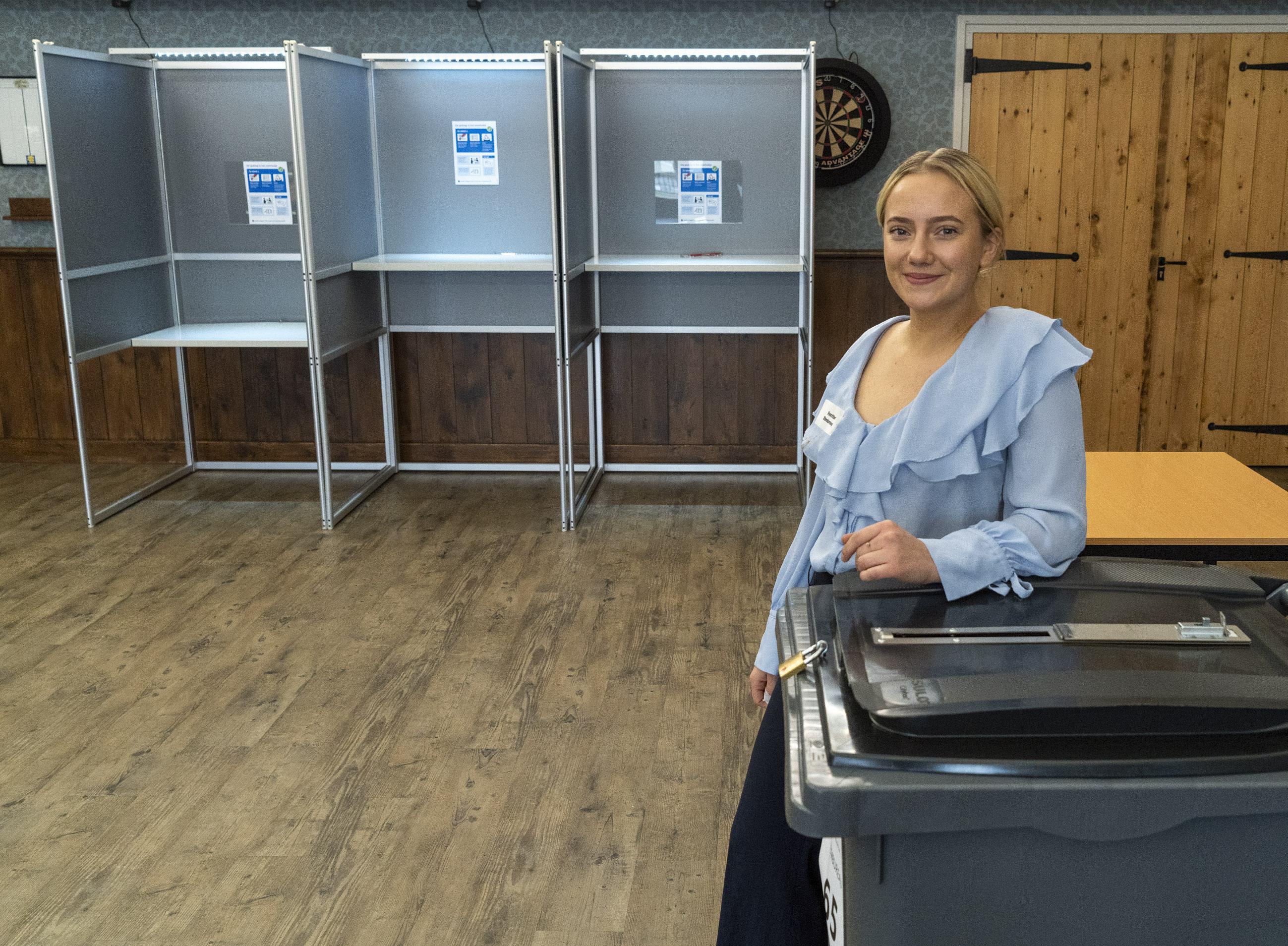 Faye is 23 jaar en al de baas van het stembureau. ’We beginnen de verkiezingsdag met rek- en strekoe